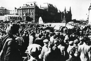 Tłumy wokół zestrzelonego niemieckiego bombowca wystawionego na placu Swierdłowa w Moskwie, 1941 r. autorstwa Unbekannt