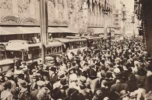 Tłumy na Oxford Street podczas święta państwowego po koronacji króla Jerzego VI, 1937 r. autorstwa Unbekannt