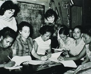 Rewolucja kubańska: kobiety uczestniczące w programach edukacyjnych organizowanych przez kampanię alfabetyzacji Fidela Castro na wsi, wczesne lata 60. (zdjęcie czarno-białe) autorstwa Unbekannt
