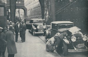 Funkcjonariusze celni badający samochody w Southampton, 1937 autorstwa Unbekannt