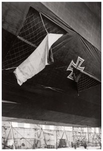 Uszkodzony sterowiec niemieckiej marynarki wojennej Zeppelin, I wojna światowa, 1914-1918 1933 autorstwa Unbekannt