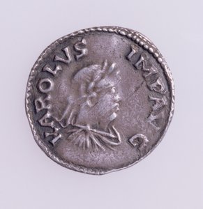 Denier Karola Wielkiego (742-814) awers przedstawiający portret Karola Wielkiego, mennica Quentovic 768-814 (srebro) (odwrotnie patrz: 110164) autorstwa Unbekannt