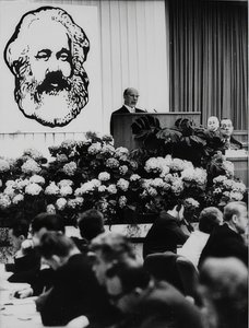 Przewodniczący Rady Państwa NRD Walter Ulbricht na posiedzeniu z okazji 150. urodzin Karola Marksa. Berlińska Sala Kongresowa. 2 maja 1968 autorstwa Unbekannt