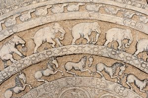 Szczegół; historyczna płaskorzeźba; kamień księżycowy z przedstawieniami zwierząt; słonie; konie; kamień na schodach; Sala Rady Króla Parakramy Bahu I; śródmieście; Polonnaruwa; Sri Lanka; Azja autorstwa Unbekannt