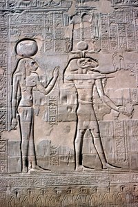 Fragment płaskorzeźby Sekhmet i Chnum, świątynia Chnuma, okresy ptolemejskie i rzymskie autorstwa Unbekannt