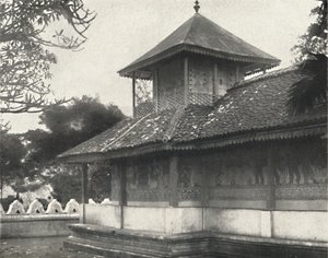 Dewale patrz ilustracja 58 w Dagoba Świętego Zęba w Kandy, 1926 autorstwa Unbekannt