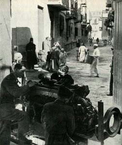 W bocznych uliczkach Kairu rozproszony jest cały mały przemysł...c1942-1943, 1945. autorstwa Unbekannt