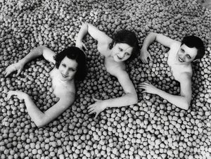 Trzy młode kobiety kąpią się w morzu orzechów włoskich. Ameryka. 1932 autorstwa Unbekannt