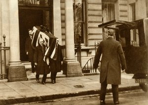 Trumna Earla Haigsa wynoszona z domu, w którym zmarł, Londyn, 29 stycznia 1928, 1935. autorstwa Unbekannt