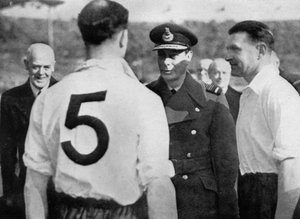 Angielski piłkarz Eddie Hapgood spotyka króla Jerzego VI, c1937-c1944 autorstwa Unbekannt