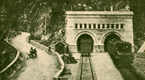 Wejście do tunelu Simplon o długości 12 mil, łączącego Szwajcarię i Włochy, ok. 1930. autorstwa Unbekannt