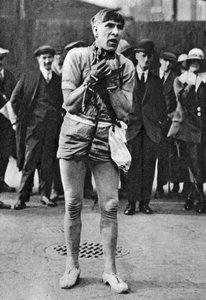 Escapolog zabawia widzów w kolejce do teatru, Londyn, 1926-1927 autorstwa Unbekannt