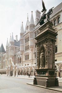 Widok zewnętrzny wejścia do Royal Courts of Justice w Londynie (zdjęcie) autorstwa Unbekannt