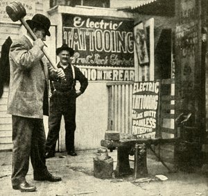 Atrakcja jarmarku, 1910. autorstwa Unbekannt