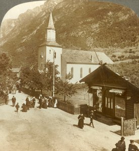Rodziny i sąsiedzi w letni niedzielny poranek w wiejskim kościele, Odde, Norwegia, ok. 1905 r. autorstwa Unbekannt