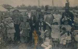 Konkurs na przebranie, c1900 autorstwa Unbekannt