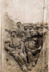 I wojna światowa (1914-1918): Włochaci żołnierze w zimowym stroju w okopie w latach 1916-1917. Noszą kurtki z owczej skóry i maskę przeciwgazową. autorstwa Unbekannt