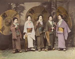 [Pięć Japonek w tradycyjnych strojach z parasolami], lata 70. XIX wieku. autorstwa Unbekannt