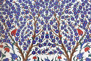 Kwiaty. Jeden z 80 paneli Iznikpanels - bogato zdobionych płytek ceramicznych popularnych w XVI wieku - które są charakterystyczne dla budynków cesarskich i sakralnych Stambułu. Meczet Szejka Zayeda. 1995. Emirat Abu Zabi autorstwa Unbekannt