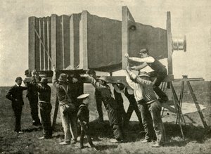 Skupiając gigantyczny aparat do pracy, 1901. autorstwa Unbekannt