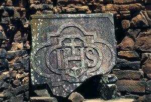 Francusko-makoński symbol i inicjały Chrystusa wyryte na kamieniu, miejsce misji jezuickich San Ignacio Mini w Argentynie, założone w 1611 r. (kamień) autorstwa Unbekannt