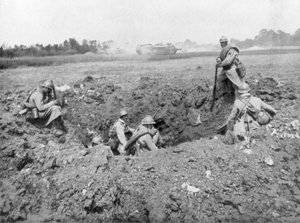 Piechota francuska odpoczywająca w otworze po pocisku, Chemin des Dames, Francja, 11 czerwca 1918 autorstwa Unbekannt