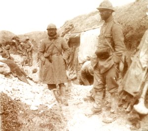 Żołnierze francuscy przy zdobytym okopie niemieckim, c1914-c1918 autorstwa Unbekannt