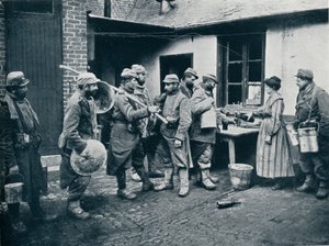 Żołnierze francuscy powracający z okopów zatrzymują się na posiłek, ok. 1914 autorstwa Unbekannt