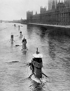 Francuski okręt podwodny Saphir Q44 i pięć innych w drodze z Gravesend do Londynu, lipiec 1909 r. autorstwa Unbekannt
