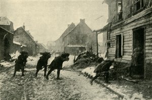 Wojska francuskie przechodzące przez ulicę wsi pod ostrzałem niemieckim, I wojna światowa, 1914-1915, ok.1920. autorstwa Unbekannt