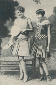 Sukienki z pasków drewna, ok. 1935 r. autorstwa Unbekannt