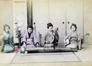 Gejsza grająca na tradycyjnych instrumentach muzycznych, Japonia, 1880 autorstwa Unbekannt