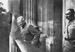 Generał Pershing na balkonie hotelu Crillon, Paryż, I wojna światowa, 1917 autorstwa Unbekannt