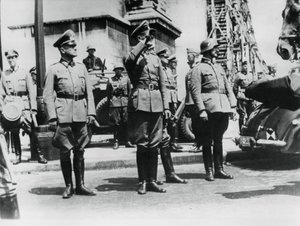 Generał von Bock pozdrawiający niemieckie wojska paradujące za Łukiem Triumfalnym, Paryż, 14 czerwca 1940 r autorstwa Unbekannt