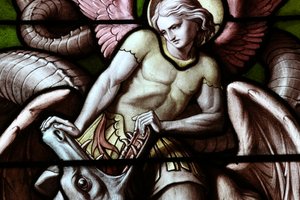 Genewa, Genewa, Szwajcaria, le 5.07.2015 - Bazylika Notre-Dame w Genewie. Witraż. Anioł walczący z Szatanem jako smok. autorstwa Unbekannt