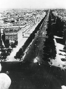 Wojska niemieckie paradujące wzdłuż Pól Elizejskich, Paryż, 14 czerwca 1940 r autorstwa Unbekannt