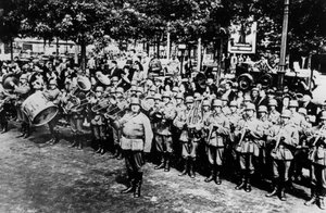Niemiecka orkiestra wojskowa na paradzie na Place de lEtoile, Paryż, czerwiec 1940 autorstwa Unbekannt