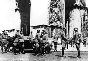 Niemieccy oficerowie pod Łukiem Triumfalnym podczas parady zwycięstwa, Paryż, czerwiec 1940 autorstwa Unbekannt
