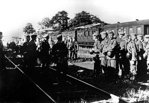 Żołnierze niemieccy oczekujący na transport na stacji kolejowej na przedmieściach Paryża, sierpień 1940 autorstwa Unbekannt