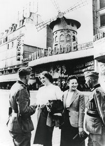 Niemieccy żołnierze zagadujący Francuzki przed Moulin Rouge, okupowany Paryż, czerwiec 1940 autorstwa Unbekannt