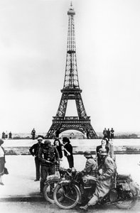 Żołnierze niemieccy przed Wieżą Eiffla, Paryż, 1940 autorstwa Unbekannt