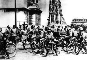 Żołnierze niemieccy maszerujący za Łukiem Triumfalnym, Paryż, 14 czerwca 1940 autorstwa Unbekannt
