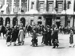 Wojska niemieckie w okupowanym Paryżu, czerwiec 1940 autorstwa Unbekannt