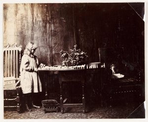 Dziewczynka bawiąca się zestawem zabawek Arka Noego, ok. 1905 r. autorstwa Unbekannt