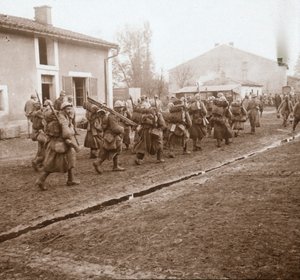 Wspinaczka po linii do Verdun w północnej Francji, ok. 1914-c1918. autorstwa Unbekannt