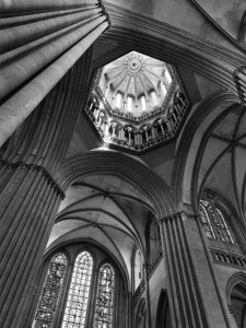 Sztuka gotycka: przejście przez transept i widok wieży latarni. 1250 Katedra Notre Dame de Coutances (Manche). autorstwa Unbekannt