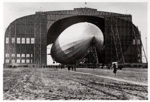 Graf Zeppelin przymocowany do ruchomego masztu kotwicznego, Lakehurst, New Jersey, USA, 1930, 1933 autorstwa Unbekannt