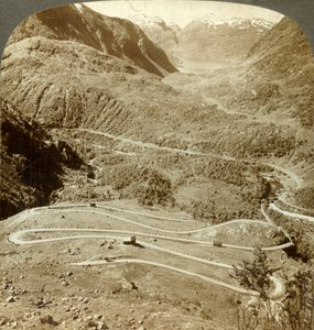 Wielkie zygzakowate pętle drogi schodzącej z przełęczy Dyreskard - na zachód do jeziora Roldal, Norwegia, ok. 1905. autorstwa Unbekannt