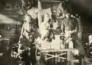 Grupa w chacie latem: Joyce przy maszynie do szycia, 1908, 1909. autorstwa Unbekannt