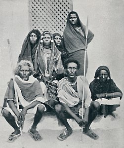 Grupa mężczyzn i kobiet Danakil z włoskiego portu, Zatoka Assab, Erytrea, 1912 r. autorstwa Unbekannt